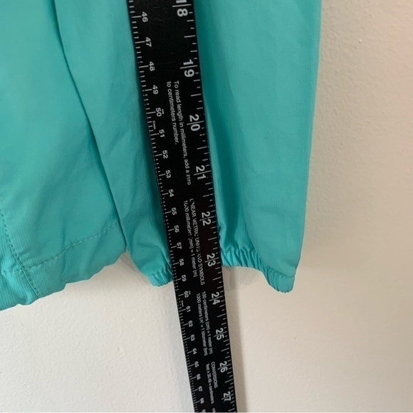 The North Face Women’s Running windbreaker Jacket, water resistant outer shell - Picture 9 of 10